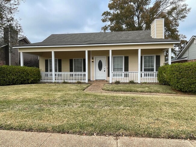 Building Photo - Stockwell Area! A Must See Today!