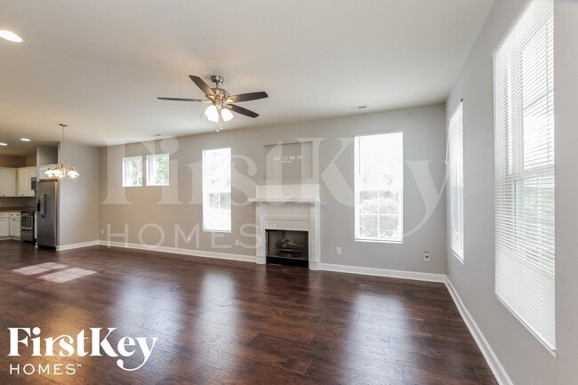 Photo - 713 Walnut Crossing Dr