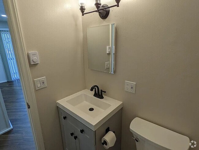 Building Photo - 411 Lindsay Rd Unit 04 Rental