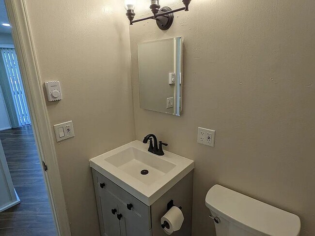 Building Photo - 411 Lindsay Rd Unit 04 Rental