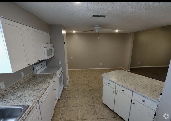 Building Photo - 7400 Spring Hill Dr Unit 211 Rental