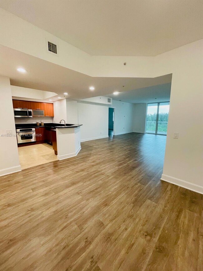 Building Photo - 14951 Royal Oaks Ln Unit 604