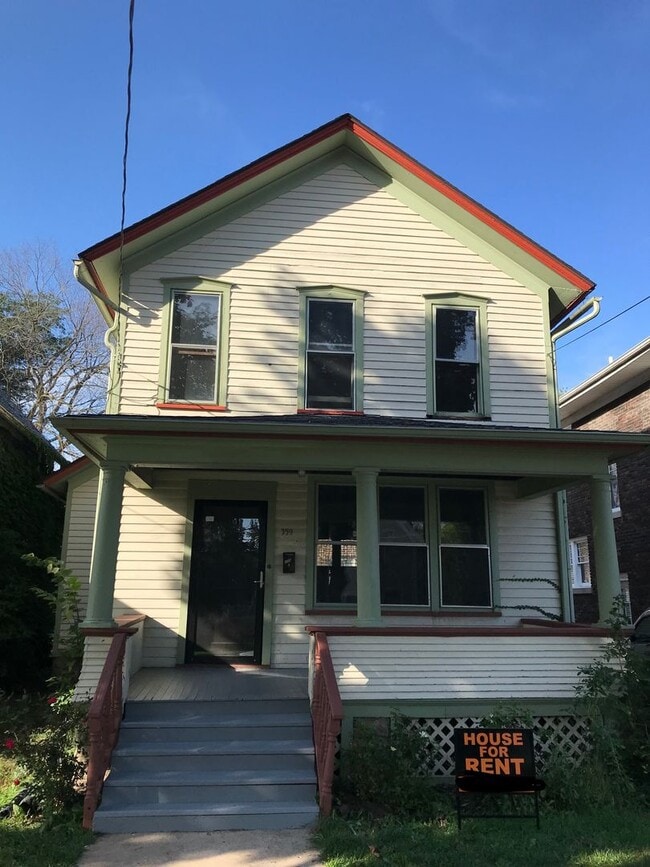 Building Photo - Beautiful 2 Bedroom,1 Bath Home in the Tan...