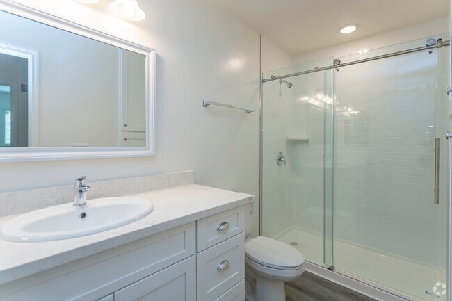 1 BR, 1 BA - 700 SF