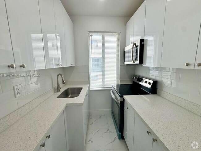 Building Photo - 856 SW 6th St Unit 102 Rental