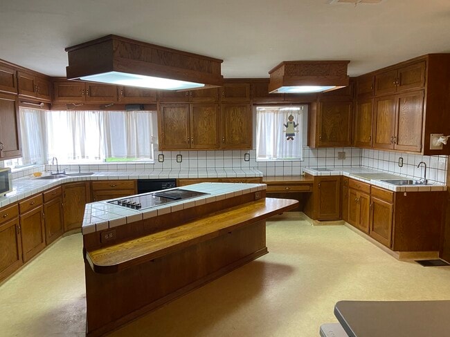 Large kitchen with plenty of storage and a big island - 825 Mathew St