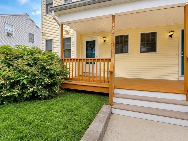 438 Plantation St