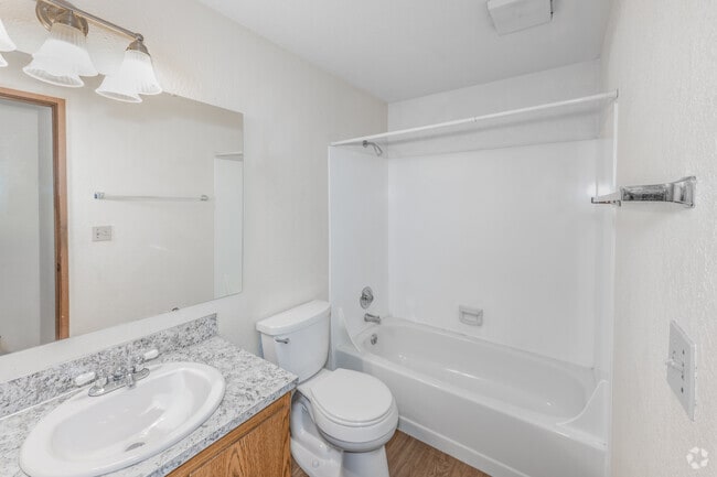 1BR, 1BA - 650SF - Bathroom