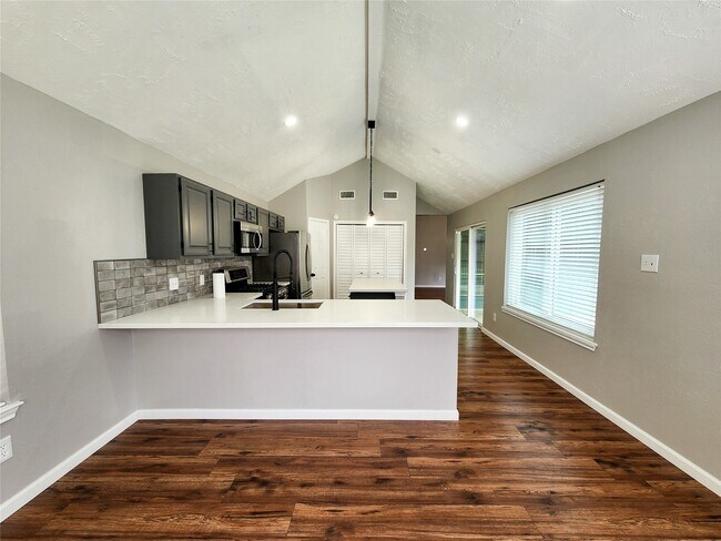 Photo - 2118 Creston Dr