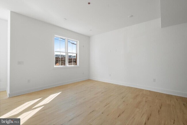 Building Photo - 1221 4 St Unit 50