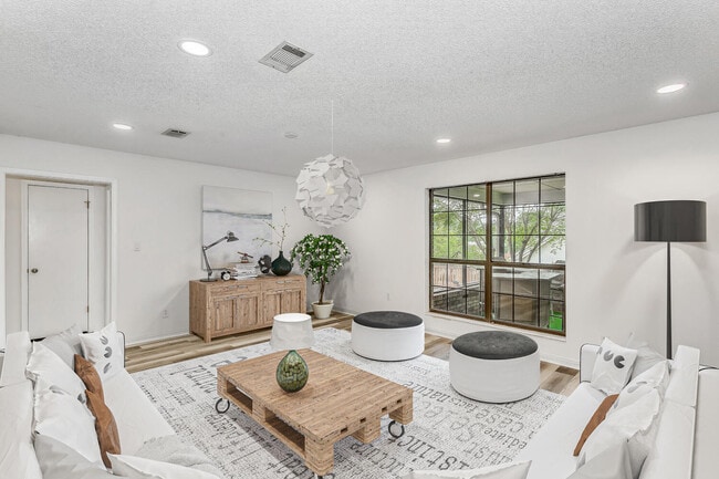 Photo - 1960 Woodbridge Dr