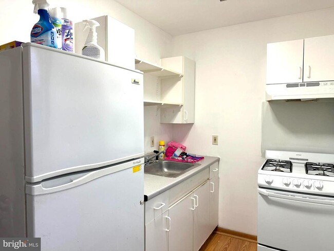 Building Photo - 31 Logan Ave Unit 3RD FLOOR Rental