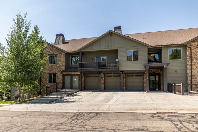 Building Photo - Bright & Spacious 2-Bed Condo in Black Roc... Unit #F