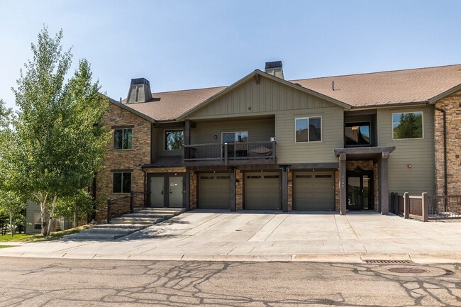 Bright & Spacious 2-Bed Condo in Black Roc... - Bright & Spacious 2-Bed Condo in Black Roc... Unit #F