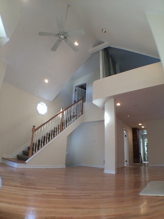 Building Photo - 1142 W Wolfram St Unit 2