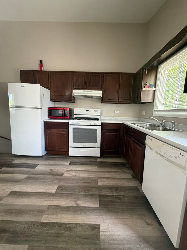 Photo - 1688 Clifford St