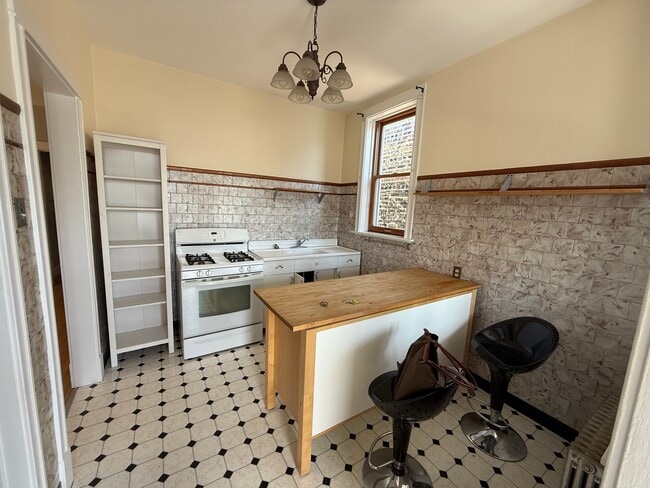 Kitchen - 1311 W Cornelia Ave Unit #3