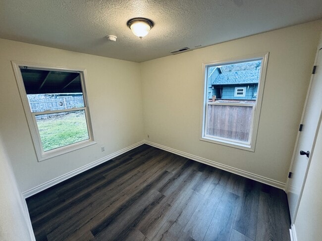 Photo - 407 Jersey St