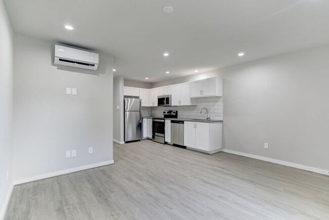 Photo - 645 E 11th 1/2 St Apartamento