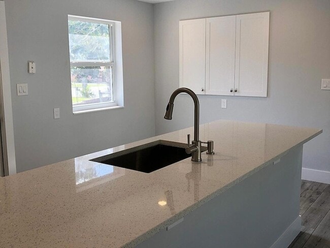 Photo - 846 Selkirk St