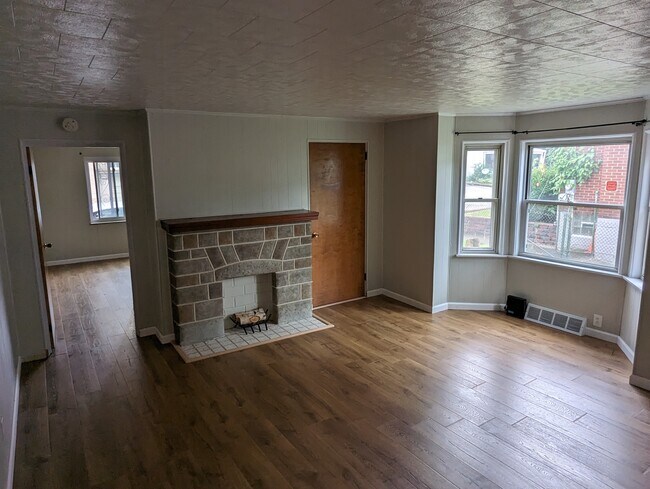 Living room - 1349 Main St Unit APT 1