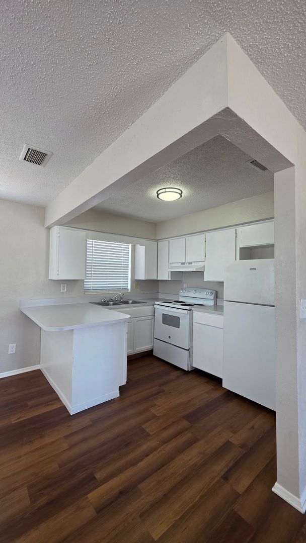 Photo - ** HALF OFF 1ST MONTH'S RENT WITH 13 MONTH LEASE ** Unidad 313-7