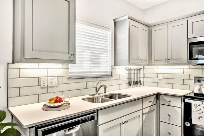 Photo - Luxury 3 Bedroom 2 Bath Townhome in Bullar...