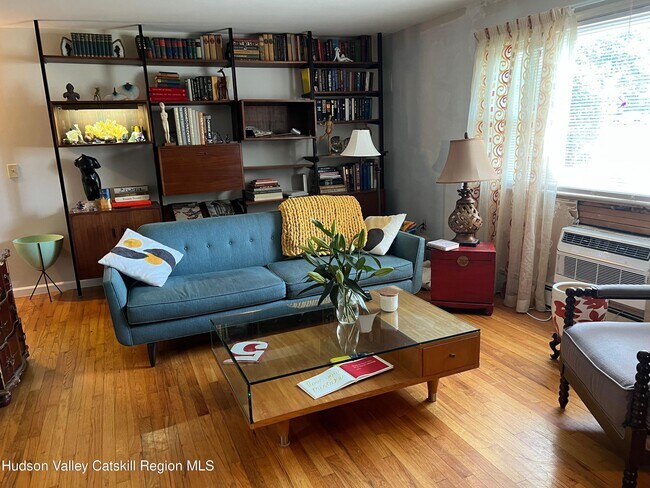 Photo - 136 N Chestnut St