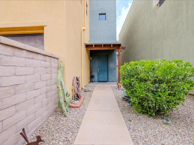 Photo - 3 Bedroom 2.5 Bathroom FULLY FURNISHED!