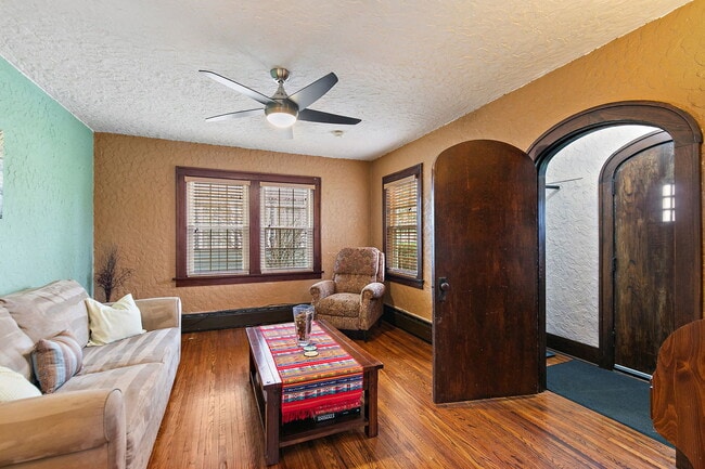 Photo - 811 Ellwood Ave