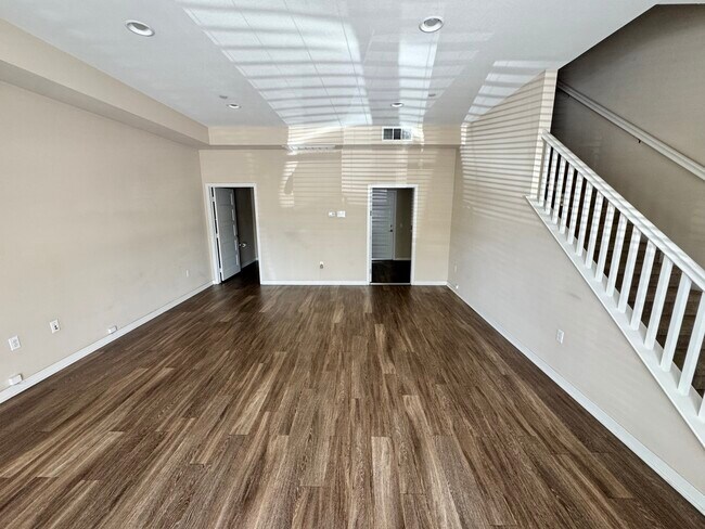 1506 W Artesia Sq