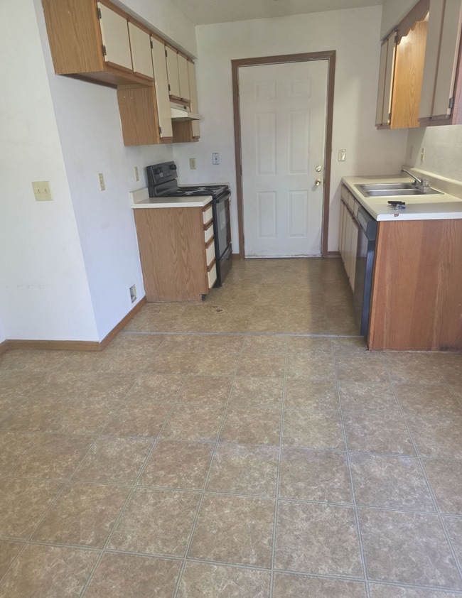 Photo - Great 3 Bed 2 Bath Duplex w/ attached 2 car garage!