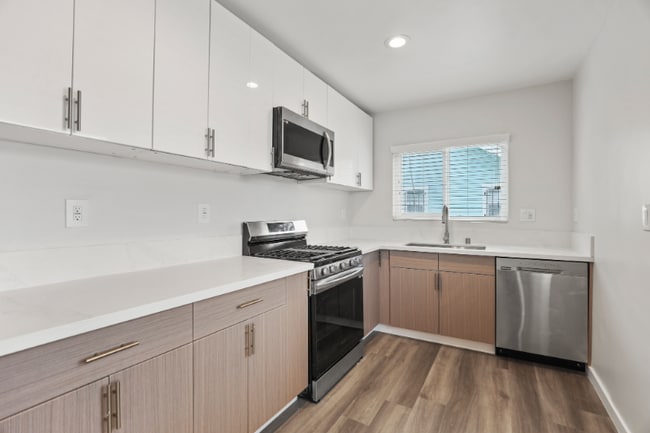 Photo - 1358 W 36th St Unidad 6