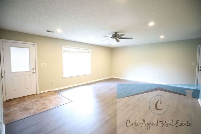 Photo - Nettleton Schools - 6 bed/ 3 bath 2,500 sq.ft.., back deck, fenced yard!!