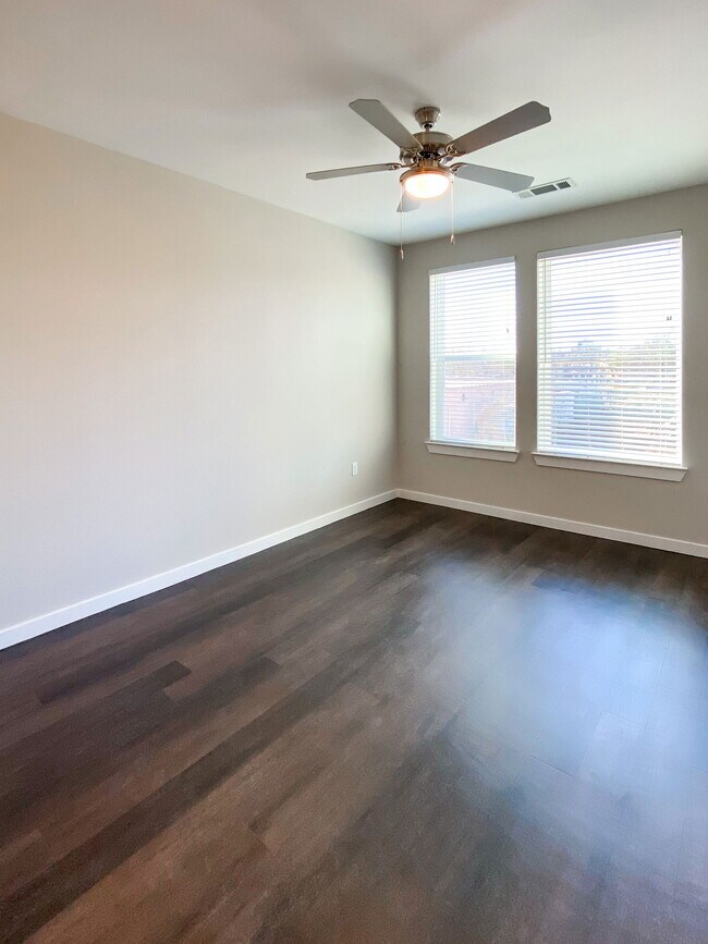 Photo - 1912 N Beckley Ave Unit 3045