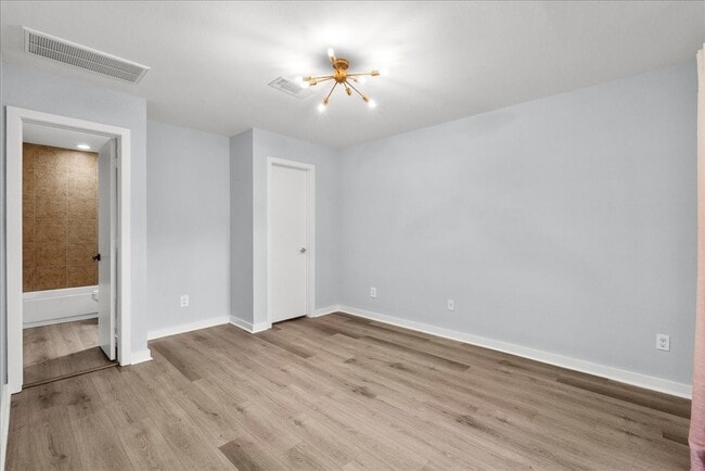 Photo - 2453 Wentworth St