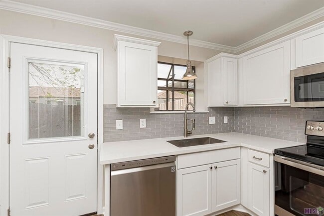 Photo - 2 Bedroom Townhome off Jefferson & Bluebonnet Blvd- Pet Friendly