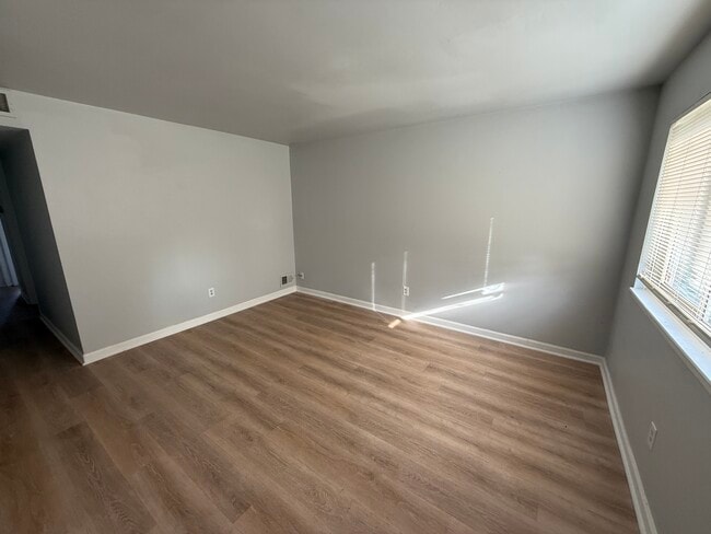 Photo - 14219 Hobart Ave