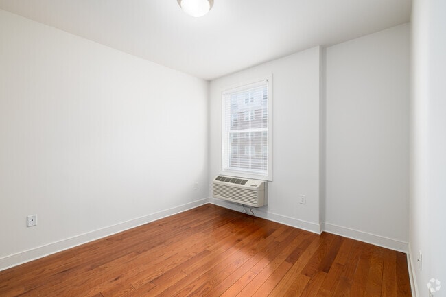 1BR, 1BA - 740SF - Bedroom