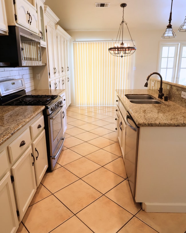 Photo - NW Bakersfield 4 Bed 2 Bath – Split Deposi...