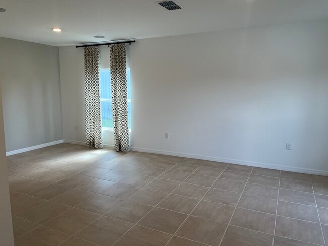 Photo - 2571 Driftwood St