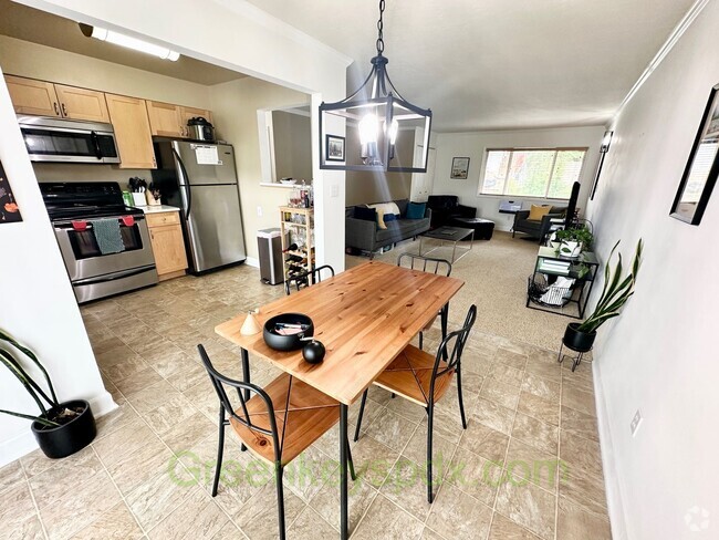 Building Photo - Two bedroom one bathroom condo in Southwes...