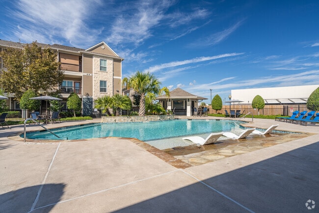 Pool - Eaglebrook Apartments