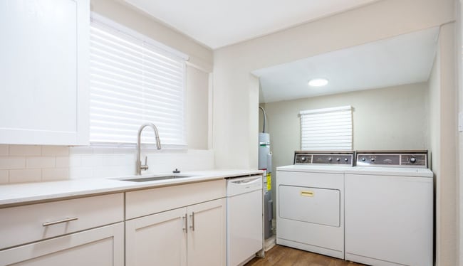 Photo - 421 W 9th St Unit B