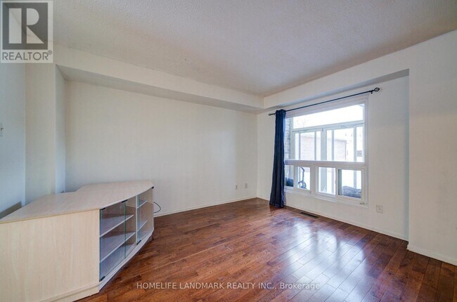 Photo - 29 Moorehouse Dr