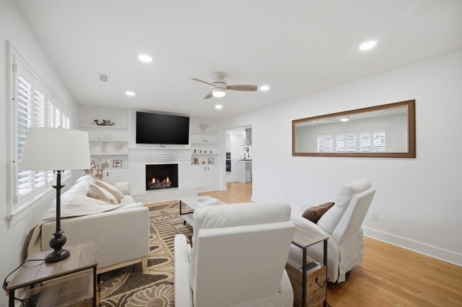 Photo - 335 E McGinnis Cir