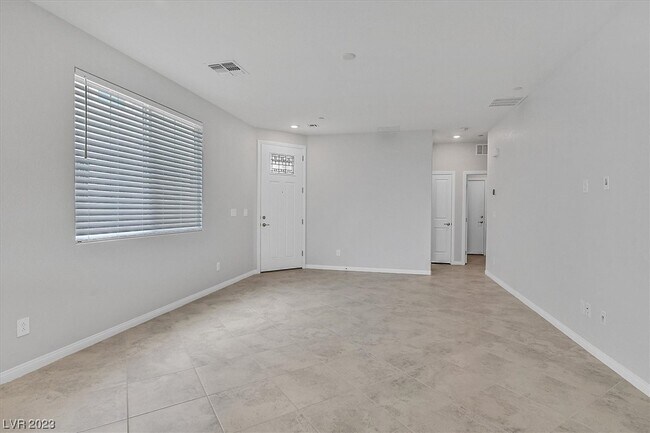 Photo - 2388 Bellinzona Pl