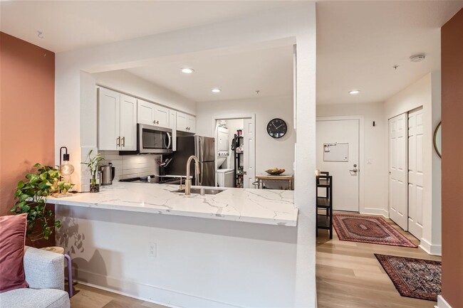 Photo - Available September 1st >> Stunning 1BR/1BA Condo for Rent! 1 Parking Garage Space + W/S/G Includ... Unidad 209