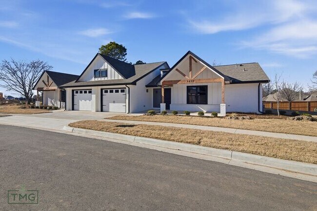 Fully Updated 2 Bed / 2 Bath Duplex – Prime Broken Arrow Location!