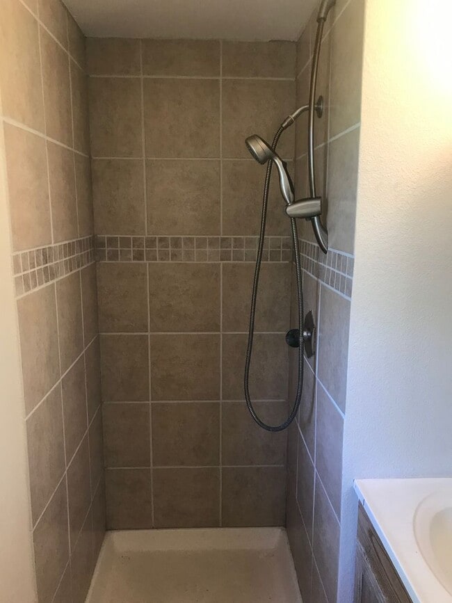 Building Photo - 3 Bedroom / 2 Bath Rental